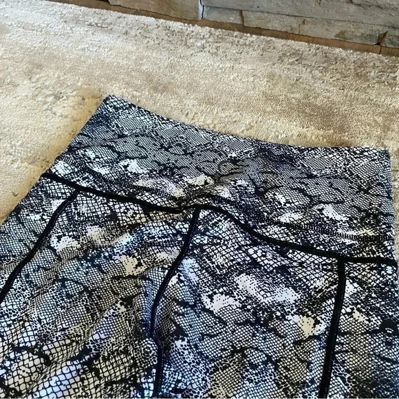 Zyia Active Light n Tight Cobra Metallic Thigh Pocket Black White Leggings: 6-8 - Picture 11 of 11